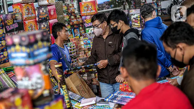 Jelang Tahun Baru, Pedagang Kembang Api Musiman Penuhi Pasar Asemka