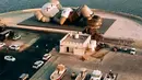 Pada November 2019, KAWS: HOLIDAY kembali  terlihat rebahan. Kali ini, ia berada di Pelabuhan Dhow, Qatar. [Instagram/arr.allrightsreserved]