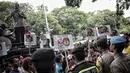 Sejumlah massa menggelar Aksi Bela OSO di depan Gedung KPU, Jakarta, Rabu (16/1). Massa mendesak KPU memasukkan nama Oesman Sapta Odang (OSO) dalam daftar calon anggota DPD Pemilu 2019. (Liputan6.com/Faizal Fanani)