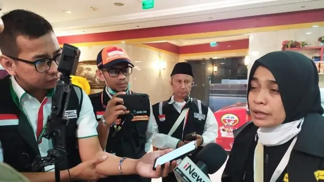 Petugas Kesehatan Haji Indonesia saat memberikan keterangan jemaah haji yang meninnggal. Syahrudin/MCH
