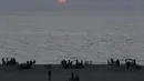 Para anggota keluarga menunggu waktu berbuka puasa saat bulan suci Ramadan di pantai Kota Gaza, Palestina, Kamis (21/5/2020). Di tengah pandemi COVID-19, berbuka puasa bersama di pantai Kota Gaza tetap ramai. (AP Photo/Adel Hana)