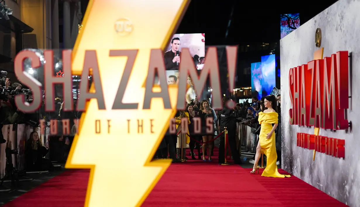 Lucy Liu berpose untuk fotografer setibanya di pemutaran perdana film 'Shazam! Fury of the Gods' di London, Selasa (7/3/2023). Gaun yang dikenakan aktris 54 tahun itu mempunyai train panjang menjuntai dan manyapu lantai. (Photo by Alberto Pezzali/Invision/AP)