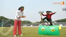 Pelari nasional Dedeh Erawaty mendampingi anak-anak yang mengikuti program pelatihan atletik di Stadion Madya Senayan Jakarta (Liputan6.com/Helmi Fithriansyah) 