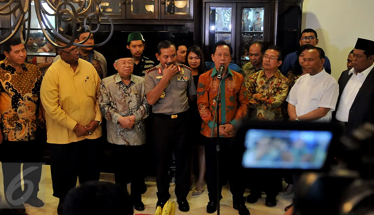 Sutiyoso ditemani Kapolri Jenderal Badrodin Haiti dan Tokoh Lintas Agama saat melakukan konferensi pers, Jakarta, Kamis, (23/7/2015). Sutiyoso menghimbau kepada seluruh masyarakat ikut menjaga kerukunan dan ketentraman negara. (Liputan6/JohanTallo)
