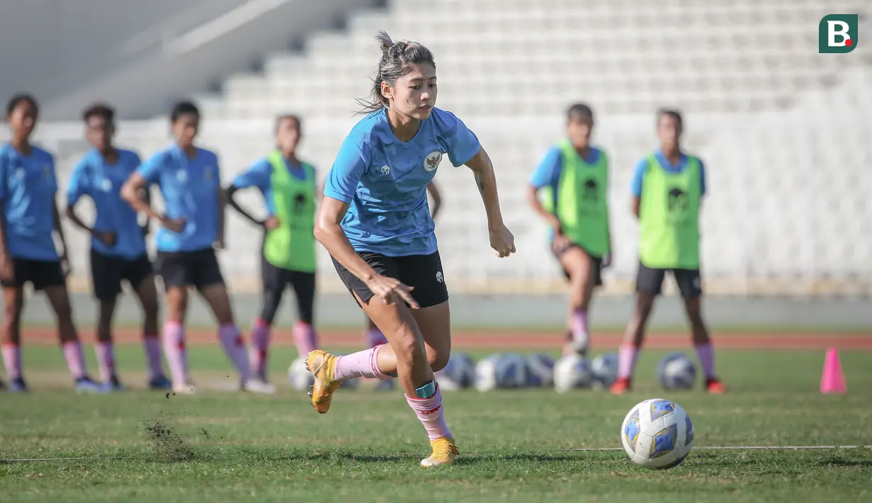 Di level klub, Zahra tergabung bersama tim kenamaan Ibu Kota, yaitu Persija Jakarta. Sayangnya, pandemi memaksa kariernya di kasta tertinggi kompetisi sepak bola Indonesia itu harus terjeda. (Bola.com/Bagaskara Lazuardi)