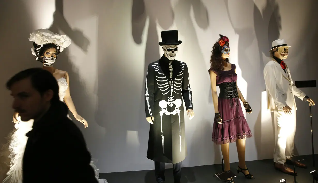 Kostum yang digunakan James Bond dalam film "Spectre" ditampilkan dalam pameran di Grande Halle de la Villette, Paris, Rabu (13/4). Pameran 50 tahun James Bond ini akan dibuka untuk umum pada 16 April-4 September 2016. (PATRICK Kovarik/AFP)