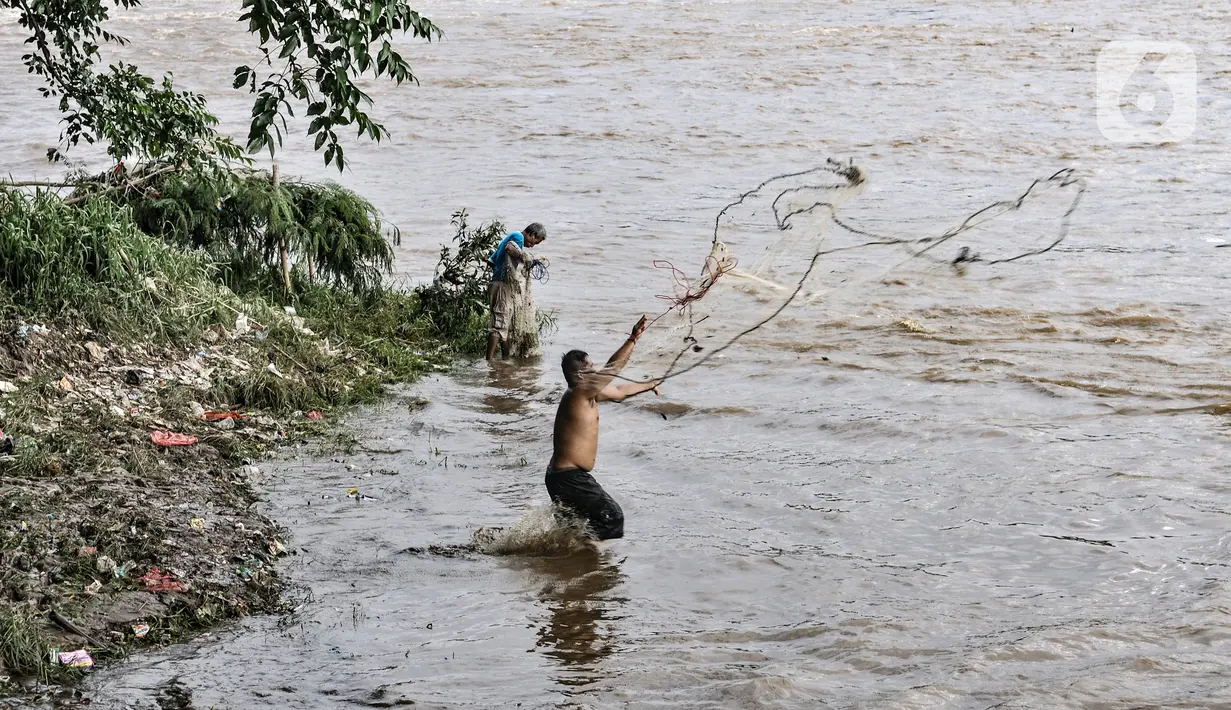 Warga menjala ikan di Sungai Cisadane, Kampung Tehyan, Tangerang, Banten, Selasa (9/2/2021). Dahulu, hampir 90 persen masyarakat Cina Benteng berada di bawah garis kemiskinan. (merdeka.com/Iqbal S. Nugroho)