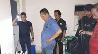 Kepala BNN Komjen Budi Waseso memeriksa barang bukti hasil penggerebekan di Diskotek MG, Jakarta Barat. Diskotek ini terungkap juga menjadi pabrik pembuat narkoba (Liputan6.com/Istimewa)