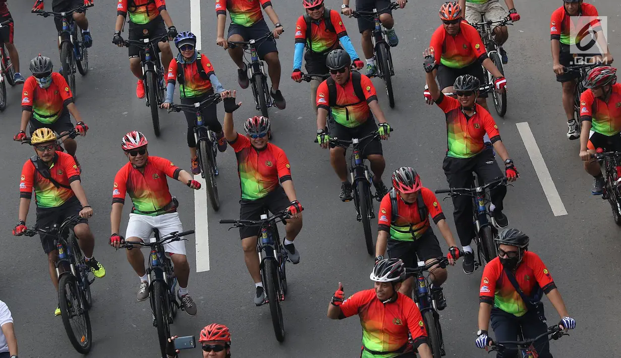 Peserta mengikuti kegiatan Gowes Bersama Indonesia Damai #iRide4Peace di Jakarta, Minggu (4/11). Acara ini dimeriahkan jajaran Polri, TNI, KPU, Bawaslu, komunitas sepeda, serta atlet sepeda nasional juga masyarakat umum. (Liputan6.com/Immanuel Antonius)