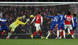 Striker Chelsea asal Brasil bernomor punggung 20, Joao Pedro (ke-4 dari kanan), menyundul bola di depan gawang yang berhasil diselamatkan oleh kiper Arsenal asal Spanyol bernomor punggung 1, David Raya (ke-3 dari kiri), selama pertandingan Liga Inggris antara Arsenal dan Chelsea di Stadion Emirates di London pada 1 Maret 2026. (Adrian Dennis/AFP)