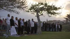 Umat muslim berkumpul untuk melaksanakan salat Idul Fitri yang menandai berakahirnya bulan suci Ramadan di sebuah taman di Jaffa, Israel, Minggu (24/5/2020). Jaffa merupakan kota campuran Yahudi-Arab. (AP Photo/Oded Balilty)