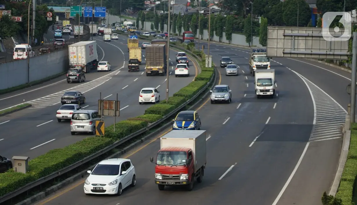 Kendaraan melintasi ruas jalan tol di Jakarta, Selasa (19/5/2020). PT Jasa Marga (Persero) Tbk memprediksi volume lalu lintas selama Lebaran akan mengalami penurunan signifikan sebesar 62,5 persen untuk pra Idul Fitri akibat larangan mudik selama pandemi COVID-19. (Liputan6.com/Immanuel Antonius)