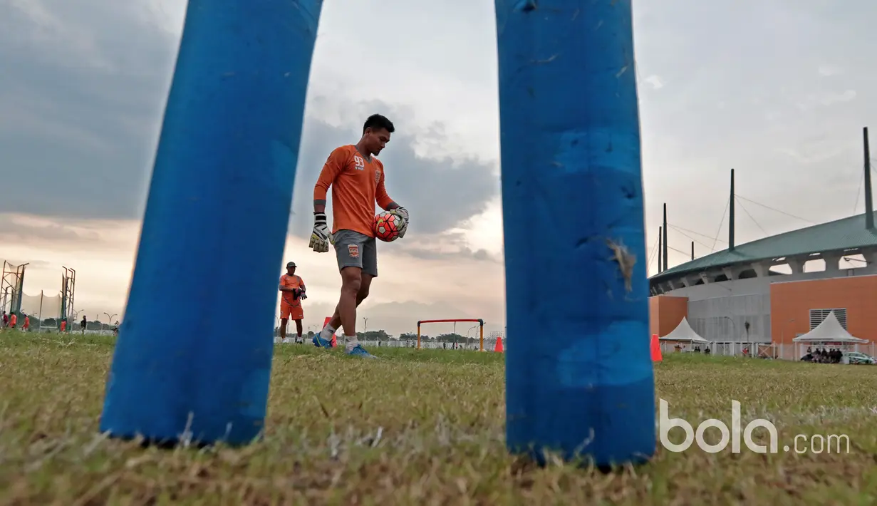 Kiper andalan Pusamania Borneo FC, Wawan tengah berlatih di Stadion Pakansari, Bogor, (9/3/2017). (Bola.com/Nicklas Hanoatubun)