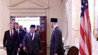 Direktur Central Intelligence Agency (CIA), William J. Burns mendatangi Presiden Prabowo Subianto saat berada Wisma Indonesia, Washington DC, Amerika Serikat, Selasa (12/11/2024).