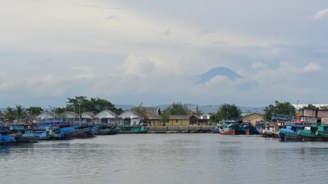 Penampakan Gunung Slamet dari pesisir selatan Cilacap, Jawa Tengah. (Foto: Liputan6.com/Muhamad Ridlo)