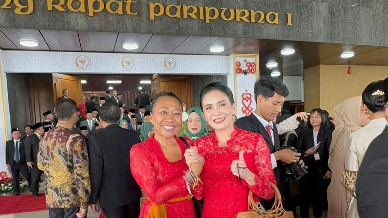 Duo Srikandi Wakil Rakyat Cantik Berkebaya Merah