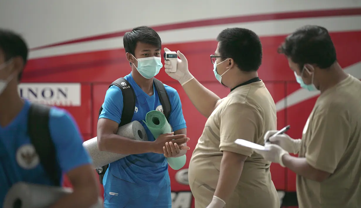 Pemain Timnas Indonesia U-19, Mochammad Supriadi, melakukan pengecekan suhu tubuh sebelum mengikuti sesi latihan di Stadion Madya, Jakarta, Jumat (7/8/2020) sore WIB. Sebanyak 24 pemain Timnas Indonesia jalani latihan perdana dengan mengikuti protokol kesehatan. (dok.PSSI)