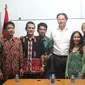 Menteri Luar Negeri Belanda Bert Koenders menyempatkan diri datang ke Sekretariat Nasional Persaudaraan Korban Napza Indonesia (PKNI)