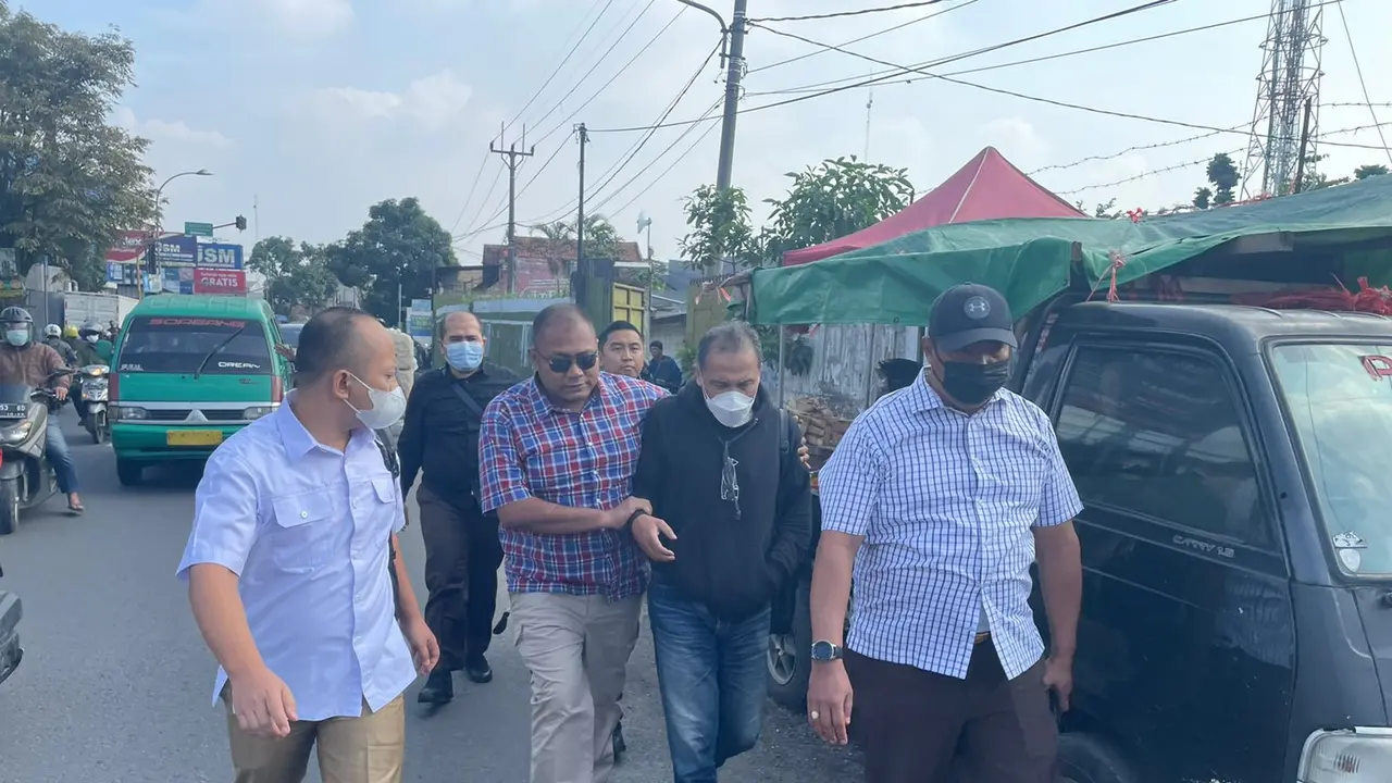 Kepala Seksi Penerangan Hukum, Kejati Jawa Barat, Dodi Gazali Emil menyatakan pihaknya bersama tim Kejaksaan Negeri Kota Bandung dan KPK berhasil menangkap Deni Gumelar pada Kamis, 9 Desember 2021.