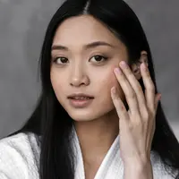 Penyebab area bawah mata menggelap dan cara merawatnya. (foto: jcomp/freepik)