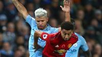 Striker Manchester City, Sergio Aguero berusaha merebut bola yang dibawa striker MU, Jesse Lingard saat bertanding pada lanjutan Liga Inggrid di stadion Etihad, Manchester (11/11). City menang 3-1 atas MU. (AP Photo/Dave Thompson)