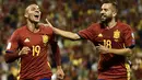 Pemain timnas Spanyol, Rodrigo Moreno (kiri) bersama Jordi Alba merayakan gol ke gawang Albania dalam laga Grup G Kualifikasi Piala Dunia 2018 di Stadion Jose Rico Perez, Jumat (6/10). Satu gol Rodrigo mewarnai kemenangan Spanyol 3-0. (JOSE JORDAN/AFP)
