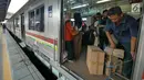 Penumpang menaiki kereta di Stasiun Tanah Abang, Jakarta, Kamis (23/5/2019).  PT Kereta Commuter Indonesia mengumumkan bahwa Stasiun Tanah Abang kembali dibuka dan beroperasi setelah sempat ditutup akibat kerusuhan Aksi 22 Mei di sekitar Gedung Bawaslu dan Tanah Abang. (Liputan6.com/Herman Zakharia)