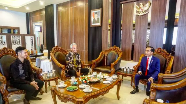 7 Potret Jokowi Semangat Belajar Bahasa Isyarat untuk Pembukaan Asian Para Games 2018