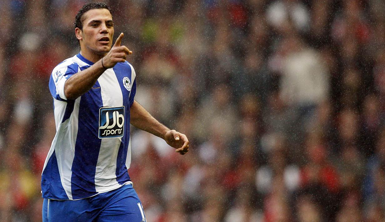 2. Amr Zaki, pada enam laga pertamanya bersama Wigan, striker Mesir ini berhasil mencetak lima gol, termasuk sebuah gol indah ke gawang Liverpool di Anfield. Tapi perlahan penampilannya menurun dan gagal mendapatkan tempat utama. (AFP/Paul Ellis)