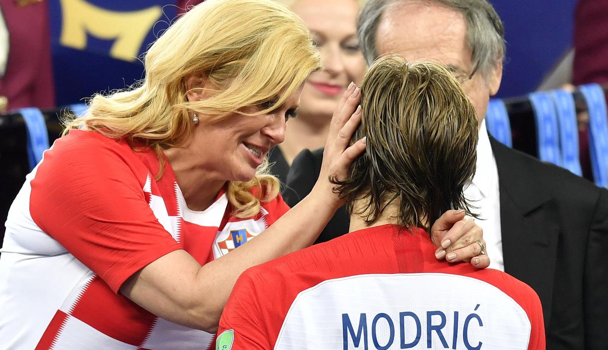 pelukan presiden cantik kolinda grabar