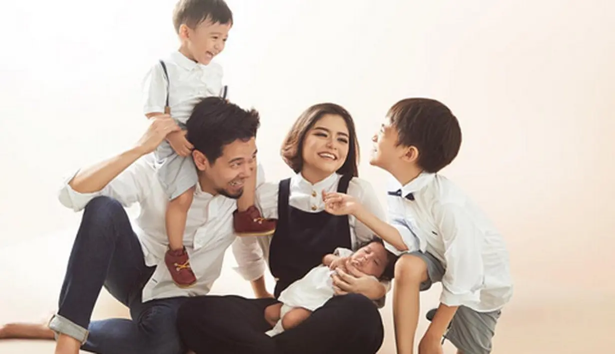 "Semoga segala hijrah ini bisa membawa segala hal yg baik, dan membuat diri saya jd lebih baik lagi 😊😊😊 ~saya yg masih belajar~," tulis Tika Ramlan pada Rabu, (20/9). Dukungan dan doa dari penggemarnya membanjiri laman komentarnya. (Instagram/tika_ramlan)