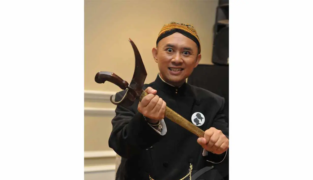 Ronal datang dengan mengenakan pakaian adat Jawa lengkap dengan kerisnya, Gran Mahakam Hotel, Jakarta Selatan, Kamis (22/5/2014) (Liputan6.com/Panji Diksana).