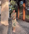 Kehamilannya yang keempat tidak menghalangi Jennifer Bachdim dalam beraktivitas. Salah satunya saat mengenakan one sleeve dress bermotif dengan warna hijau (instagram/jenniferbachdim)
