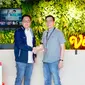 Dari kiri ke kanan. Vedy Eriyanto, selaku President Director PT. Aplikasi Platform Nomaden,
bersama Hermawan Sutanto selaku Chief Operating Officer Vidio, berjabat tangan untuk secara simbolis
meresmikan kerjasama Vidio dengan NomadenTV. (Dok. Vidio)