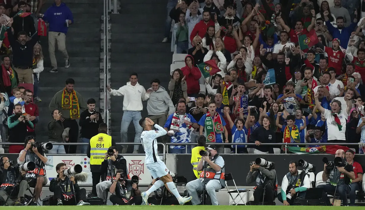 Pemain Portugal, Cristiano Ronaldo melakukan selebrasi setelah mencetak gol ke-900 dalam kariernya sebagai pesepak bola pada laga Kualifikasi Piala Dunia 2026 melawan Kroasia di Luz Stadium, Lisbon, Portugal, Jumat (06/09/2024) dini hari WIB. (AP Photo/Armando Franca)