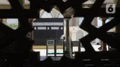 Miniatur Kakbah terlihat di Masjid Nurul Iman, Blok M Square, Jakarta, Sabtu (2/4/2022). Miniatur Ka'bah tersebut didirikan sebagai fasilitas untuk calon jemaah dari agen perjalanan yang ingin melaksanakan latihan simulasi manasik haji dengan kapasitas 300 orang . (Liputan6.com/Herman Zakharia)