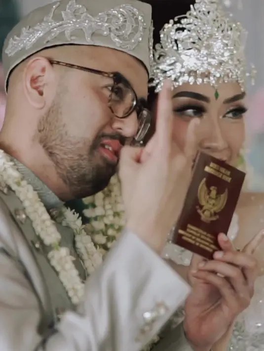 Kini ia sudah resmi menjadi suami Yumi. Raut bahagia mewarnai wajah kedua mempelai. [Instagram @nvtyumi]