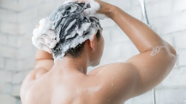 Rambut Menipis pada Pria, Apa Sih Penyebabnya? Waspadai Risiko Kebotakan, Temukan Solusinya!
