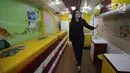 Seorang pengunjung melihat Ronald McDonald Care Mobile di Jakarta, Kamis (7/11). Ronal McDonald Care Mobile adalah mobil klini kesehatan berjalan yang memberikan akses kesehatan bagi anak-anak di daerah yang membutuhkan. (Liputan6.com/Faizal Fanani)