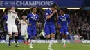 Bek Chelsea, Cesar Azpilicueta, merayakan gol yang dicetaknya ke gawang Watford pada laga Premier League di Stadion Stamford Bridge, London, Senin (15/5/2017). Chelsea menang 4-3 atas Watford. (AFP/Adrian Dennis)