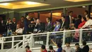 Presiden RI, Joko Widodo (tengah) didampingi Presiden FIFA, Gianni Infantino serta Ketua Umum PSSI, Erick Thohir menghadiri acara pembukaan Piala Dunia U-17 2023 di Stadion Gelora Bung Tomo, Surabaya, Jumat (10/11/2023) malam WIB. (Bola.com/Bagaskara Lazuardi)