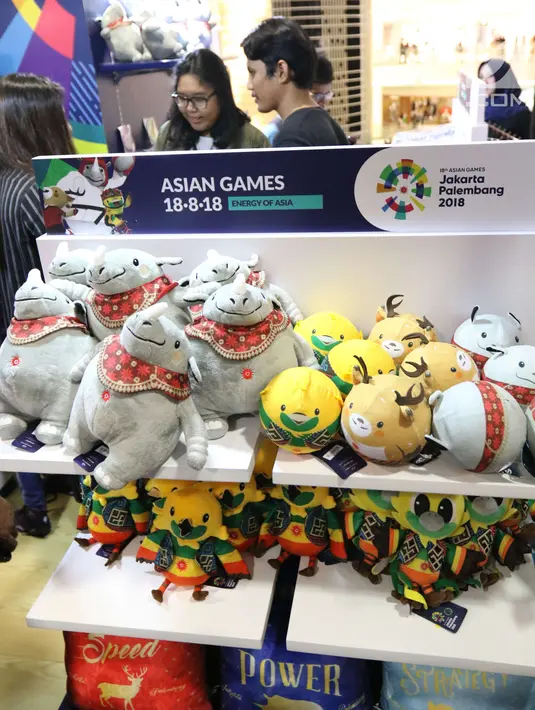 Pengunjung melihat pernak-pernik resmi Asian Games 2018 usai diluncurkan di Senayan City, Jakarta, Jumat (23/3). Peluncuran tersebut bertujuan untuk memenuhi keinginan publik akan pernak-pernik Asian Games. (Liputan6.com/Angga Yuniar)