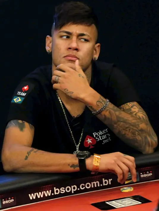 Penyerang Brasil, Neymar tampak serius memperhatikan lawan lawannya dalam turnamen amal poker "Neymar Jr Charity Home Game" di Sao Paulo, Brasil, (26/7/2015). (REUTERS/Nacho Doce)