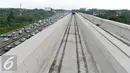Lintasan kereta layang atau LRT yang sedang dalam tahap pembangunan di Km 13 tol Jagorawi, Jakarta, Minggu (8/1). Proyek LRT tahap 1 Cibubur-Cawang baru selesai 15 persen. (Liputan6.com/Helmi Affandi)