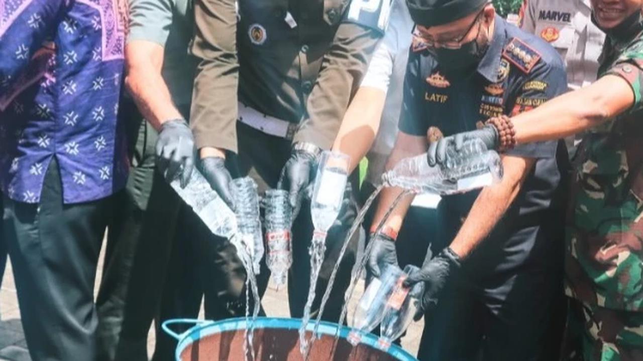 Rokok dan Miras Ilegal Senilai Rp1,6 Miliar Dibakar Bea Cukai Banyuwangi