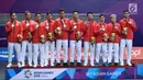 Tim Bulutangkis Indonesia berfoto usai pengalungan medali pada final Beregu Putra Asian Games 2018 di Istora Kompleks GBK, Jakarta, Rabu (22/8). Indonesia gagal meraih emas setelah dikalahkan China 1-3. (Liputan6.com/Helmi Fithriansyah)