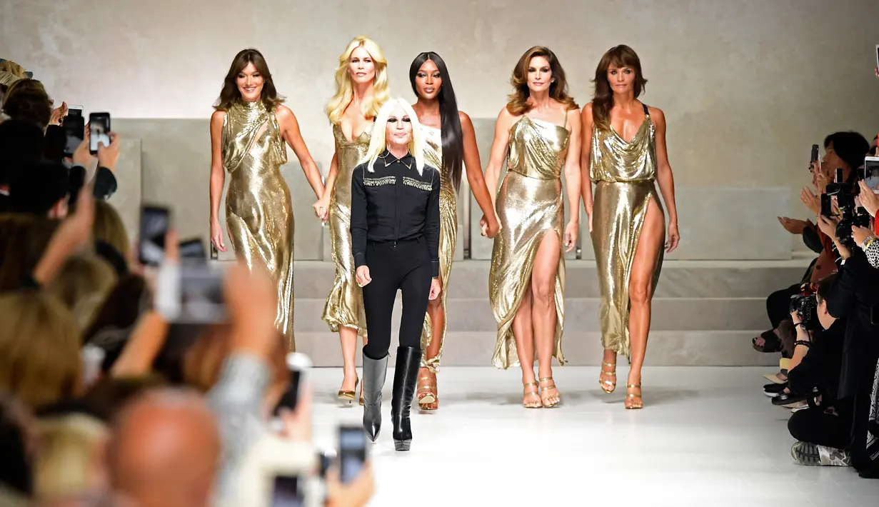Donatella Versace bersama mantan supermodel dunia, Carla Bruni, Claudia Schiffer, Naomi Campbell, Cindy Crawford dan Helena Christensen berjalan di catwalk pagelaran busana Versace dalam ajang Milan Fashion Week, 22 September 2017. (MIGUEL MEDINA / AFP)