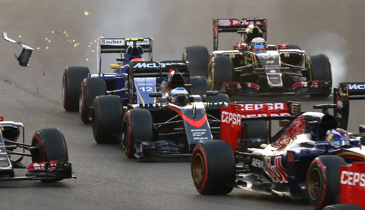 Suasana balapan F1 GP Abu Dhabi yang berlangsung di Sirkuit Yas Marina, Abu Dhabi, UEA, Minggu (29/11/2015). (EPA/Srdjan Suki)