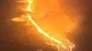 Gambar dan siaran langsung dari kantor berita lokal RUV menunjukkan lava yang dimuntahkan dari celah di tanah. (Icelandic coast guard via AP)