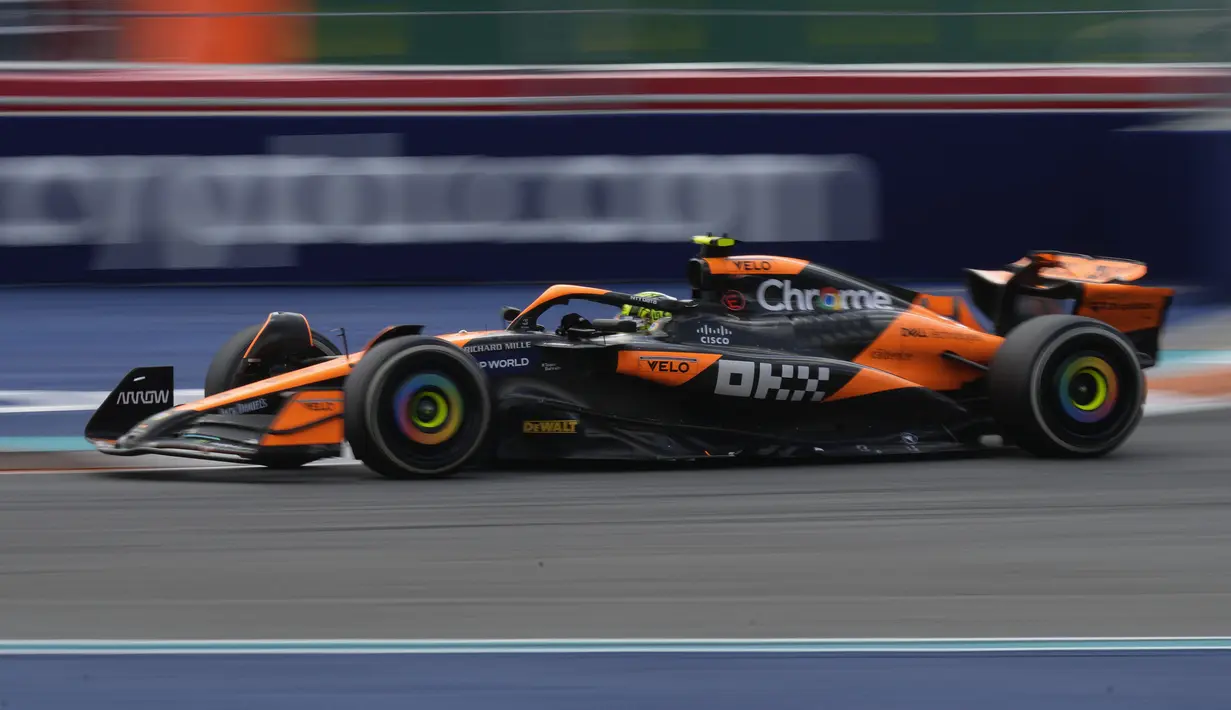 Pembalap Mc Laren, Lando Norris memacu mobilnya saat Formula 1 GP Miami 2024 yang berlangsung di Miami International Autodrome, Miami, Florida, Minggu (05/05/2024). (AP Photo/Rebecca Blackwell)